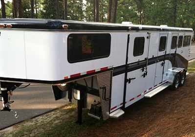 3 Horse trailer side view