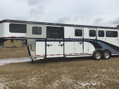 Three Horse gooseneck side view