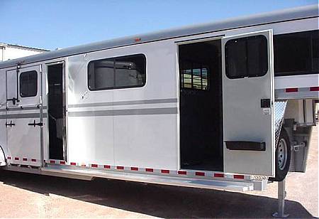 4 horse trailer - road side view